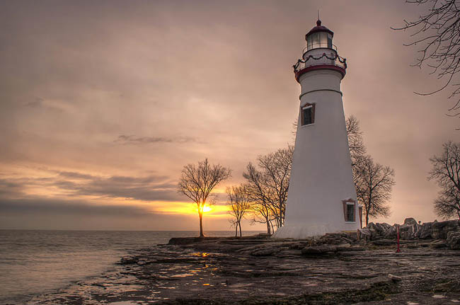 winter-sunrise-at-marblehead-lighthouse-at-lands-end-photography