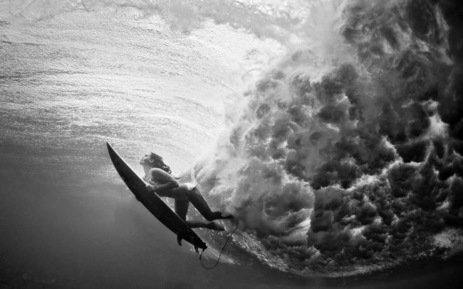 underwater-surf-girl-2560x1600