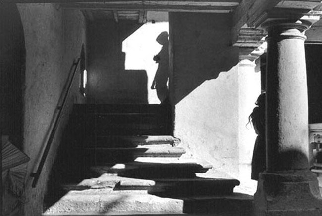 henri-cartier-bresson-mexico-1964-mans-shadow-girl-leaning