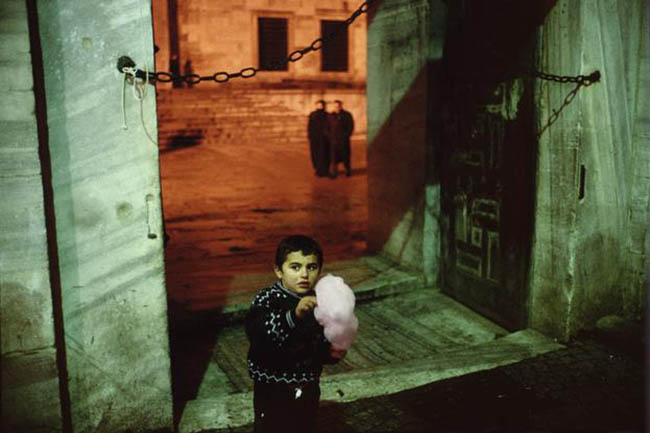 TURKEY. Istanbul. 2001. Outside of the Blue Mosque during Ramadan.