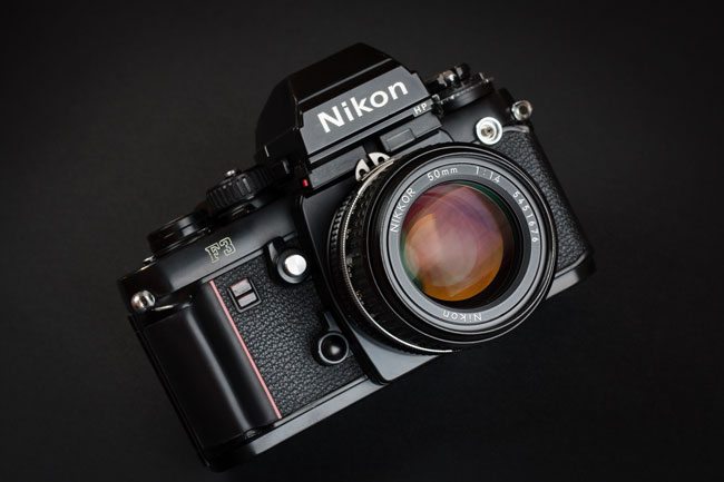 Nikon_F3_135_film_SLR_camera_with_Nikkor_50mm_F1.4_lens_and_HP_prism