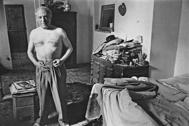 henri_cartier-bresson_pablo_picasso_a_son_domicile_rue_des_grands-augu_d5494221g