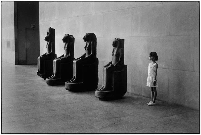 street-photography-scanning-film-benefits-Elliott-Erwitt-USA.-New-York.-Metropolitan-Museum-of-Art.-1988-55