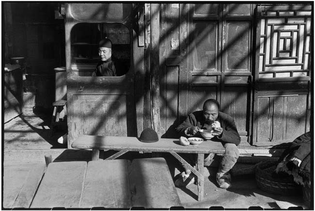 street-photography-scanning-film-benefits-Henri-Cartier-Bresson-with-Black-Borders-6-55