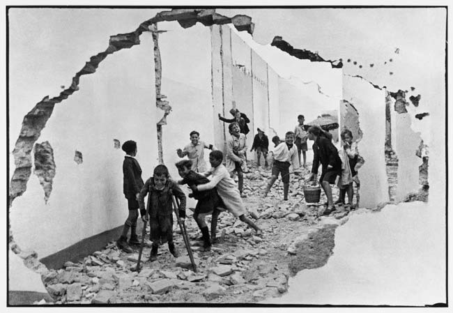 street-photography-scanning-film-benefits-Seville-Spain-1933-Henri-Cartier-Bresson-Magnum-Photos-55